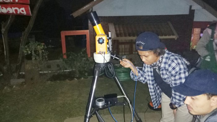 Teleskop tipe Refraktor 80 mm dengan Fiber Optic Spectrometer.